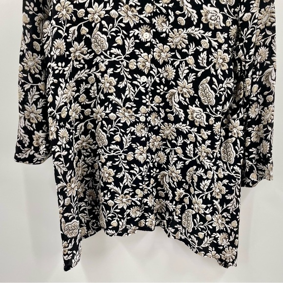 J Jill Rayon Black Cream Floral Blouse 3/4 Sleeve Button Up Shark Bite Hem - Picture 6 of 11